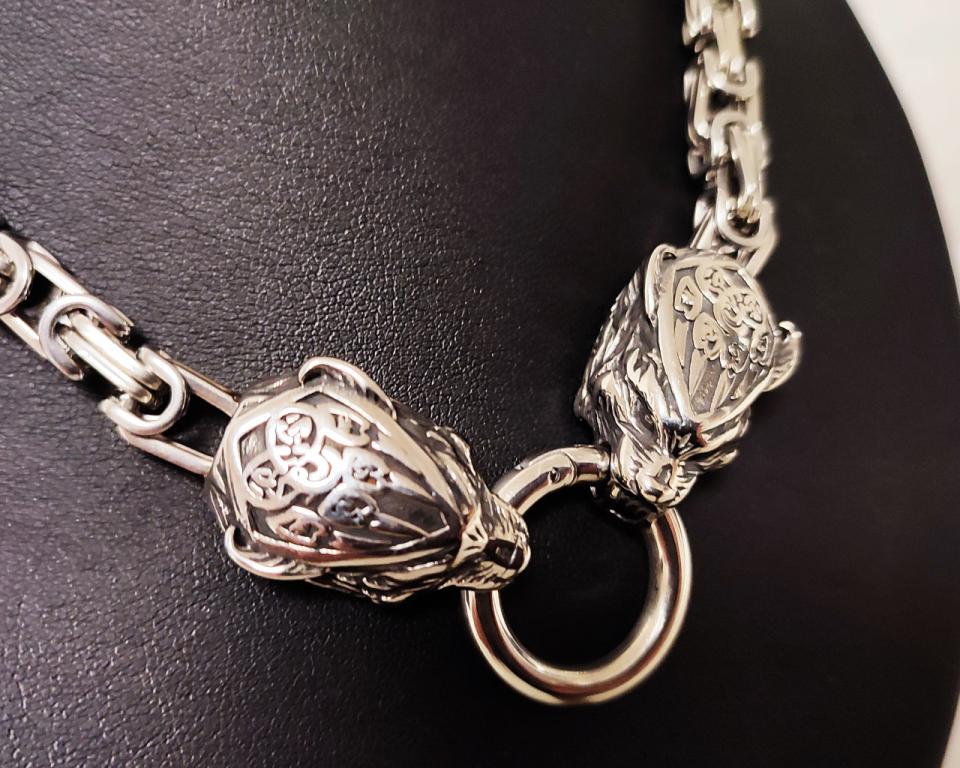 Mächtiger Mittelalterschmuck mit Bärenpfoten-Gravur